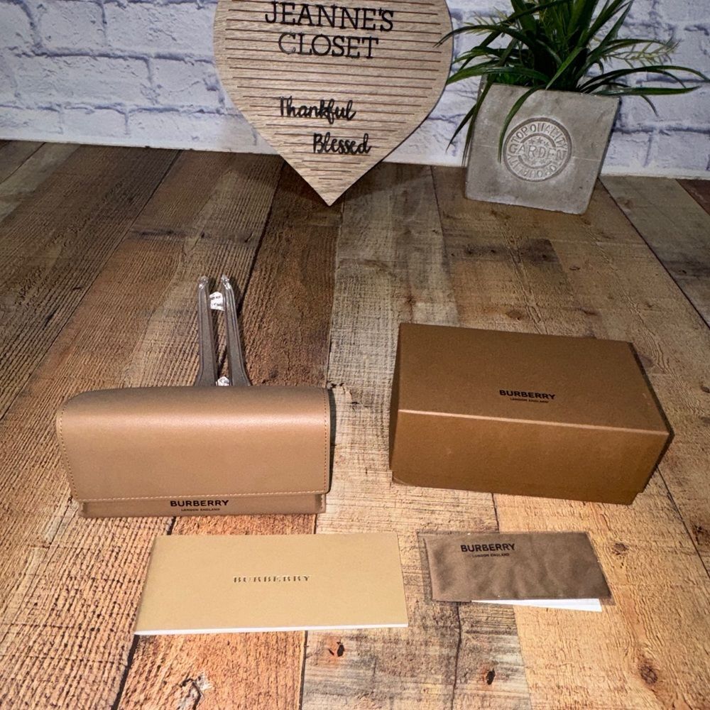 Burberry Camel Brown large Triangle Soft Leather sunglasses Case w/ Box Cloth